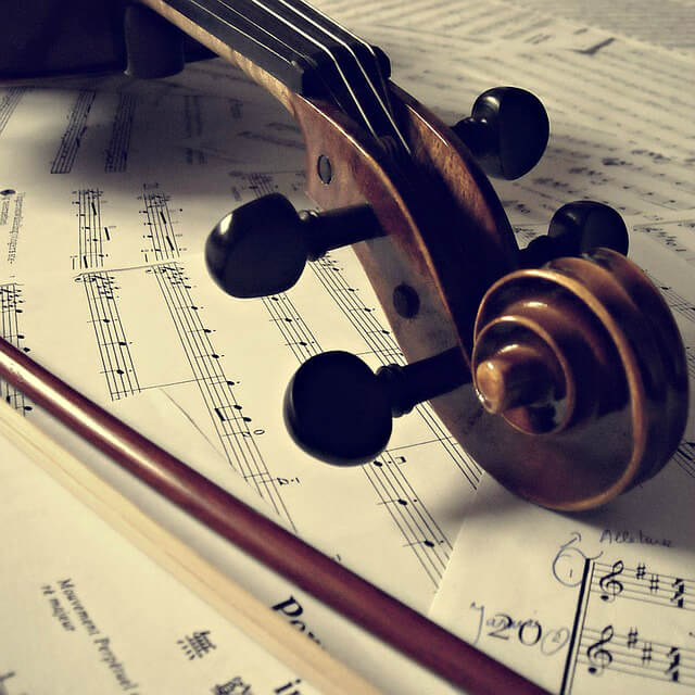 Violin scroll with pegs